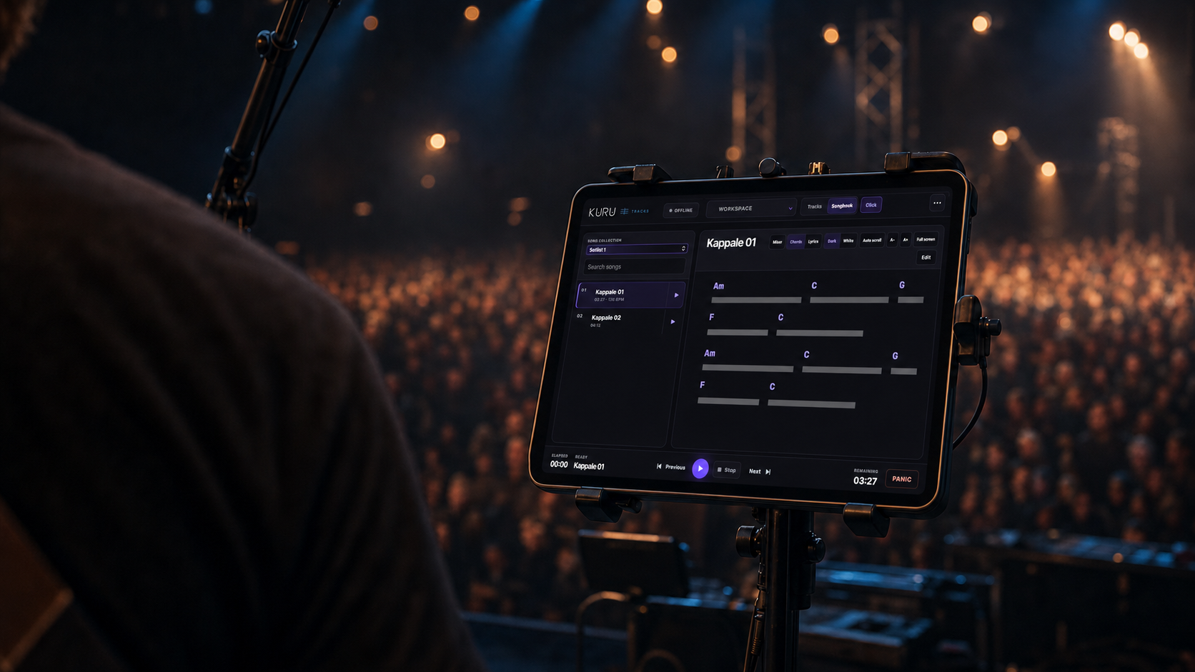 KURU Tracksin Songbook-näkymä mikkiständiin kiinnitetyssä tabletissa lavalla